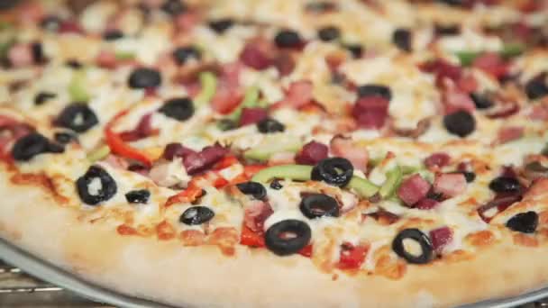 肉ピザ オーブンでピザ イタリアのピザを作るプロセス ピザはレストランのキッチンで準備しています — ストック動画