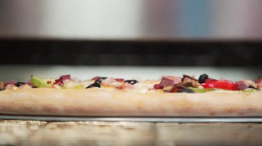 Et pizzası. Pizza fırında. İtalyan pizzası yapma süreci. Pizza restoranın mutfağında hazırlanıyor..