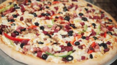 Et pizzası. Pizza fırında. İtalyan pizzası yapma süreci. Pizza restoranın mutfağında hazırlanıyor..