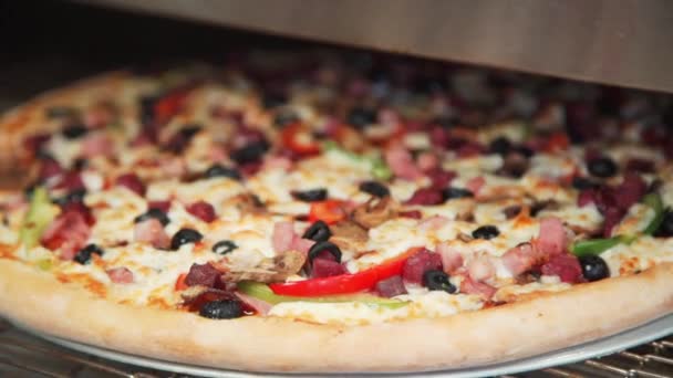 Pizza Mięsna Pizza Piekarniku Proces Robienia Włoskiej Pizzy Pizza Przygotowuje — Wideo stockowe