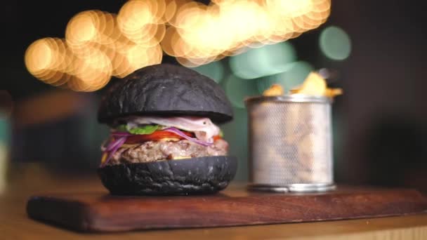 Burger Fries Meat Burger Black Bun Serving Burger Restaurant Black — Wideo stockowe