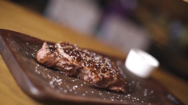 Bistecca Carne Carne Rosmarino Primo Piano Una Bistecca Con Sale — Video Stock