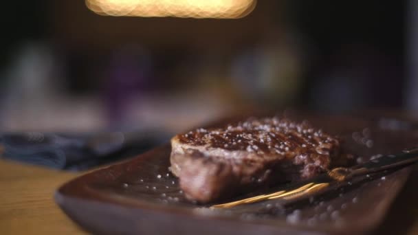 Bife Carne Carne Alecrim Close Bife Com Sal Marinho Ervas — Vídeo de Stock