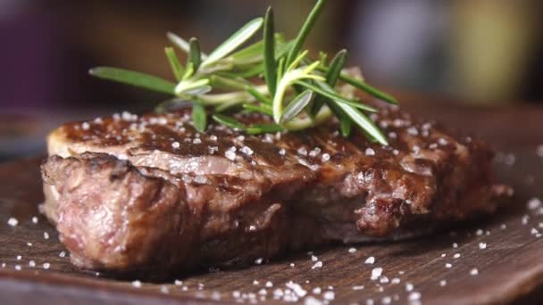 Bife Carne Carne Alecrim Close Bife Com Sal Marinho Ervas — Vídeo de Stock