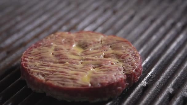 Burger Pirzolası Hamburger Için Pirzola Pişirme Işlemi Şef Restoranın Mutfağında — Stok video