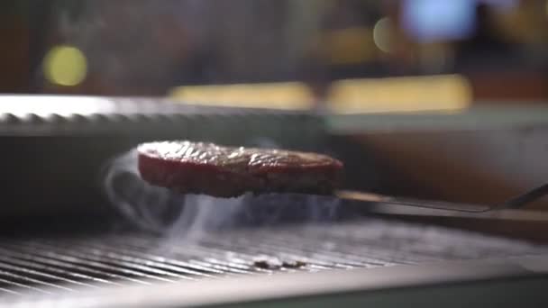 Chuleta Hamburguesa Proceso Cocinar Chuleta Para Una Hamburguesa Chef Está — Vídeo de stock