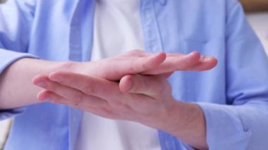 Şef kameraya biber atıyor. Pembe biber ve eller. Yemek stüdyosunda çekim..