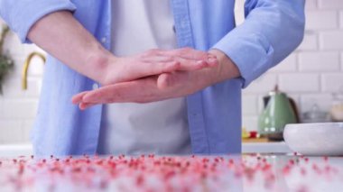 Şef kameraya biber atıyor. Pembe biber ve eller. Yemek stüdyosunda çekim..