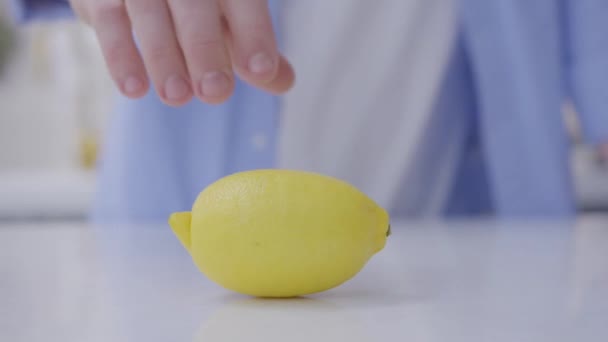 手和柠檬 厨师正在桌上纺着一整杯柠檬 柠檬在桌子上旋转着 — 图库视频影像