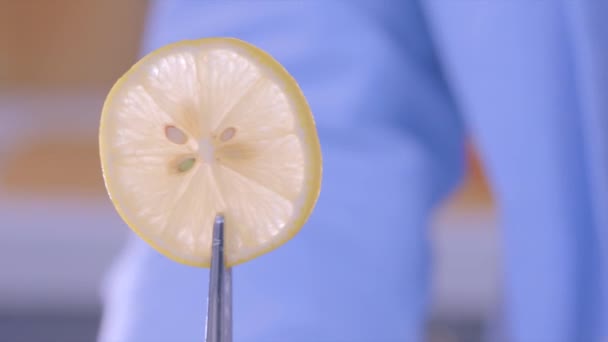 Rodaja Limón Está Girando Primer Plano Lemon Chef Sostiene Una — Vídeo de stock