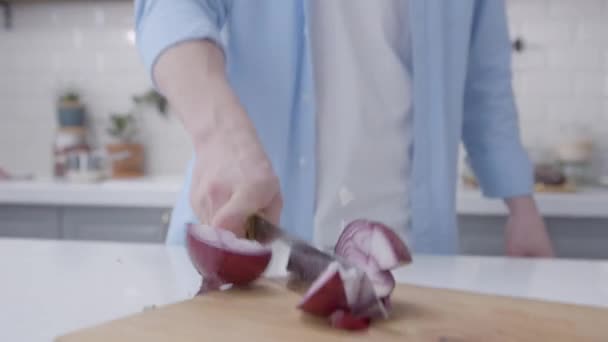 Nóż Kroi Czerwoną Cebulę Szef Kuchni Kroi Cebulę Drewnianej Desce — Wideo stockowe