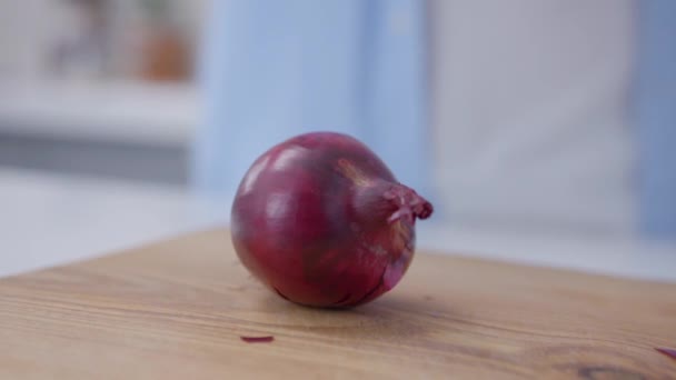 Bıçak Kırmızı Soğanı Kesiyor Şef Ahşap Bir Tahtanın Üzerinde Soğanları — Stok video