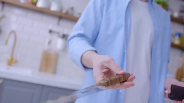 Şef Mutfakta Bir Bıçakla Hokkabazlık Yapıyor Masanın Üstündeki Oyma Bıçağıyla — Stok video