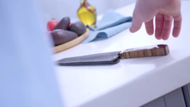 Deri Çantayı Alıyor Bıçağını Çıkartıyor Şef Mutfakta Bir Bıçakla Hokkabazlık — Stok video
