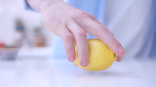 Eller Limon Şef Masada Koca Bir Limon Çeviriyor Limon Masada — Stok video