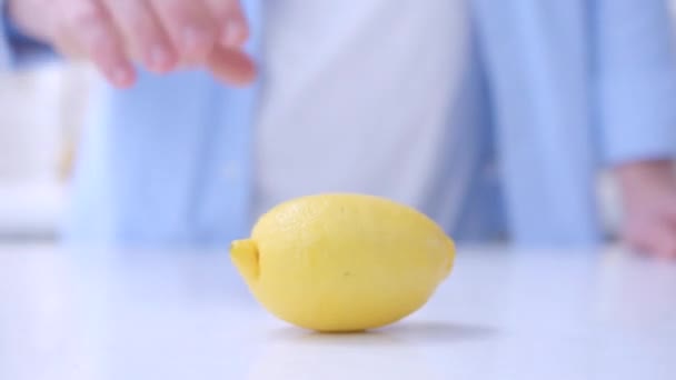 Mãos Limão Chef Está Girando Limão Inteiro Sobre Mesa Limão — Vídeo de Stock