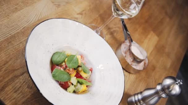 蔬菜沙拉配奎诺阿和芒果 西红柿 昆诺阿和芒果沙拉 色拉在一道白色的大头针中 — 图库视频影像