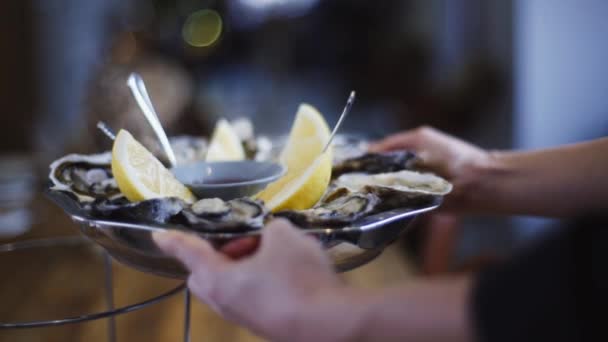 Taze Istiridye Restoranda Istiridye Servis Ediyorum Limonlu Soslu Istiridye — Stok video