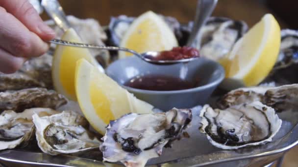 Frische Austern Austern Servieren Einem Restaurant Viele Austern Mit Zitrone — Stockvideo