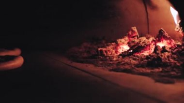 Et pizzası. Pizza fırında. İtalyan pizzası yapma süreci. Pizza restoranın mutfağında hazırlanıyor..