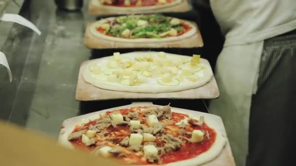 Szef Kuchni Gotuje Pizzę Restauracji Proces Robienia Pizzy Ktoś Przygotowuje — Wideo stockowe