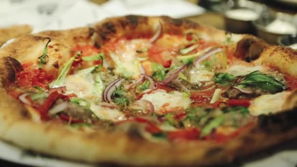 Chef Está Cocinando Pizza Restaurante Proceso Hacer Pizza Alguien Está — Vídeos de Stock