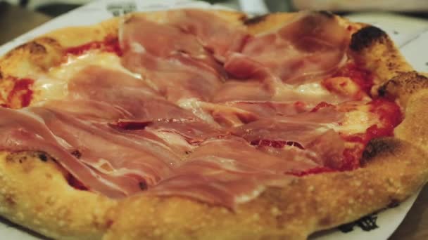 Séf Pizzát Főz Étteremben Pizzakészítés Folyamata Valaki Húsos Pizzát Készít — Stock videók