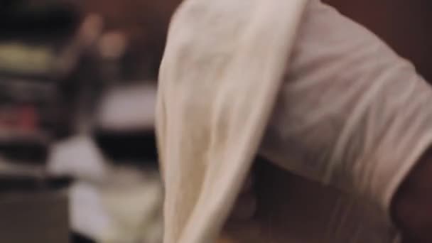 Делает Тесто Деревянном Столе Шеф Повар Выкатывает Тесто Кухне Ресторана — стоковое видео
