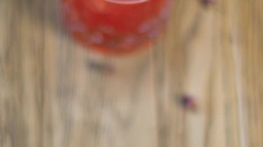 Buz bardağında kırmızı bir kokteyl. Masada duran içkili bir bardak. Marco restoranda pembe kokteyl..