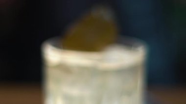 Yemek masasının üzerinde duran içkili bir bardak. Marco restoranda pembe kokteyl..