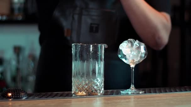 Nogen Rører Isen Glaskanden Laver Cocktail Laver Cocktail Bartenderen Omrøring – Stock-video