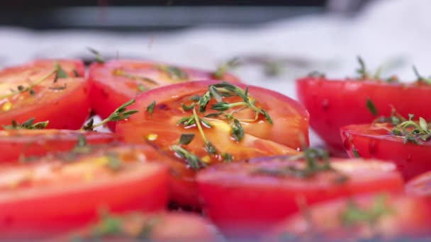 Molho Derramando Tomates Tomates Para Assar Chef Cozinhar Tomates — Vídeo de Stock