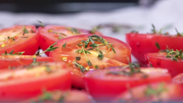 Salsa Vertiendo Sobre Tomates Hornear Tomates Chef Cocinando Tomates — Vídeo de stock