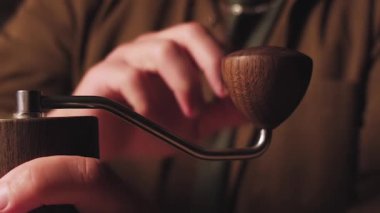 Barista kahve çekirdeklerini öğütüyor. Barista kahve yapıyor. Kahve çekirdeklerini geri sarma işlemi.