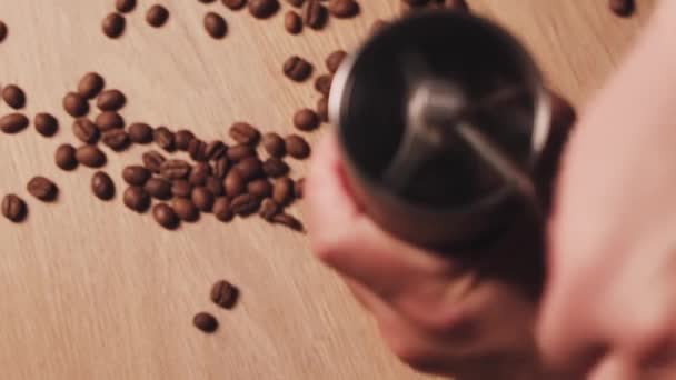 バリスタはグラインダーでコーヒー豆を粉砕している バリスタはコーヒーを作っている コーヒー豆を巻き戻すプロセス — ストック動画