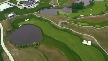 Golf sahası bir kuşun uçma yüksekliğinden. Hava golf sopası. İHA golf sahasında uçuyor. Yukarıdan golf sahasının manzarası.