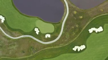 Golf sahası bir kuşun uçma yüksekliğinden. Hava golf sopası. İHA golf sahasında uçuyor. Yukarıdan golf sahasının manzarası.