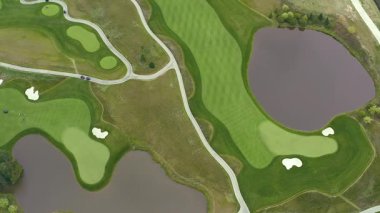 Golf sahası bir kuşun uçma yüksekliğinden. Hava golf sopası. İHA golf sahasında uçuyor. Yukarıdan golf sahasının manzarası.