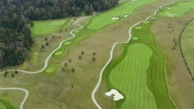 Golf sahası bir kuşun uçma yüksekliğinden. Hava golf sopası. İHA golf sahasında uçuyor. Yukarıdan golf sahasının manzarası.