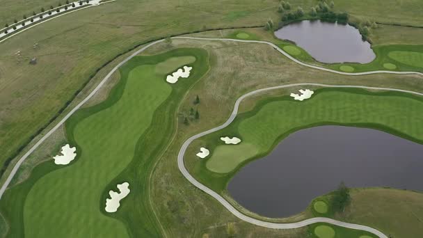 从鸟儿飞行的高度看高尔夫球场 空中高尔夫俱乐部 无人机在高尔夫球场上空飞行从上方俯瞰高尔夫球场 — 图库视频影像