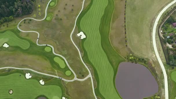 鳥の飛行の高さからのゴルフコース 空中ゴルフクラブ ドローンがゴルフ場を飛び越える 上からのゴルフ場の眺め — ストック動画