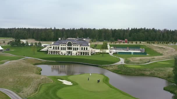 空中高尔夫俱乐部 从鸟儿飞行的高度看高尔夫球场 无人机在高尔夫球场上空飞行从上方俯瞰高尔夫球场 — 图库视频影像