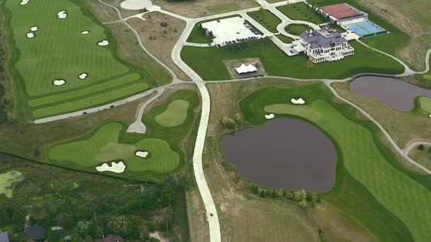 Club Golf Aéreo Campo Golf Desde Altura Vuelo Pájaro Drone — Vídeo de stock