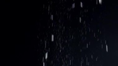 Un siyah masaya düşüyor. Un yavaşça siyah arkaplana düşüyor. Unu kapat.. 