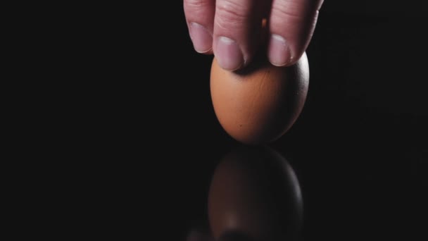 Eieren Draaien Een Zwarte Achtergrond Langzame Beweging Van Het Draaiend — Stockvideo