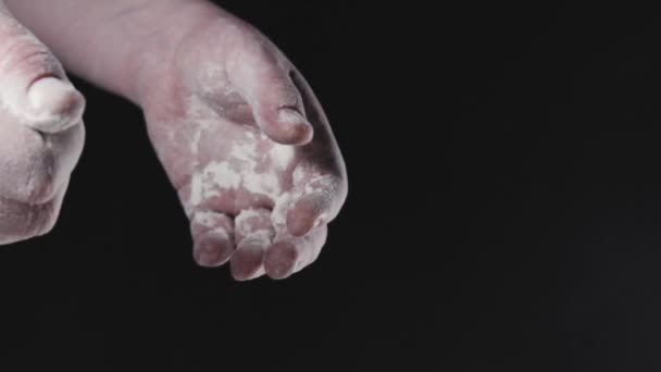 Ręce Góry Szef Kuchni Powoli Klaska Rękami Mące Mąka Leci — Wideo stockowe