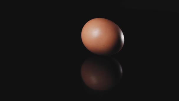 Egg Draait Een Zwarte Achtergrond Langzame Beweging Van Een Een — Stockvideo