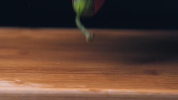 Fallande Peppar Röd Chilipeppar Och Träskiva Röd Paprika Faller Träbordet — Stockvideo