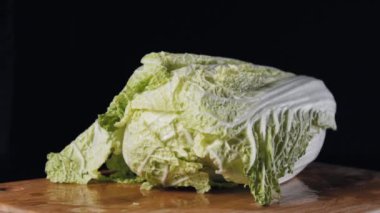 Şef Çin lahanası kesiyor. Eller çiğ Çin lahanası kesiyor. Lahana doğrama. Sebze dilimliyorum.. 