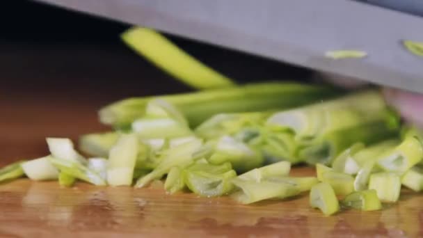 Chef Cortando Cebolas Verdes Macro Atirar Cebola Verde Faca Perto — Vídeo de Stock